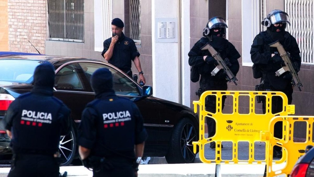 Una policia abat un home que la va atacar amb un ganivet a Cornellà