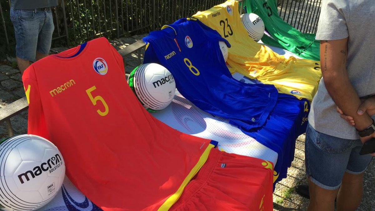 La federació de futbol presenta les noves samarretes Macron per la selecció