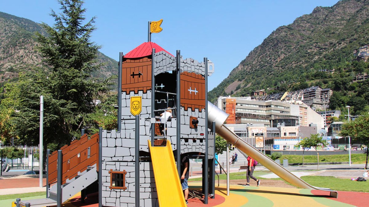 Tres noves zones de joc per als infants al Prat del Roure