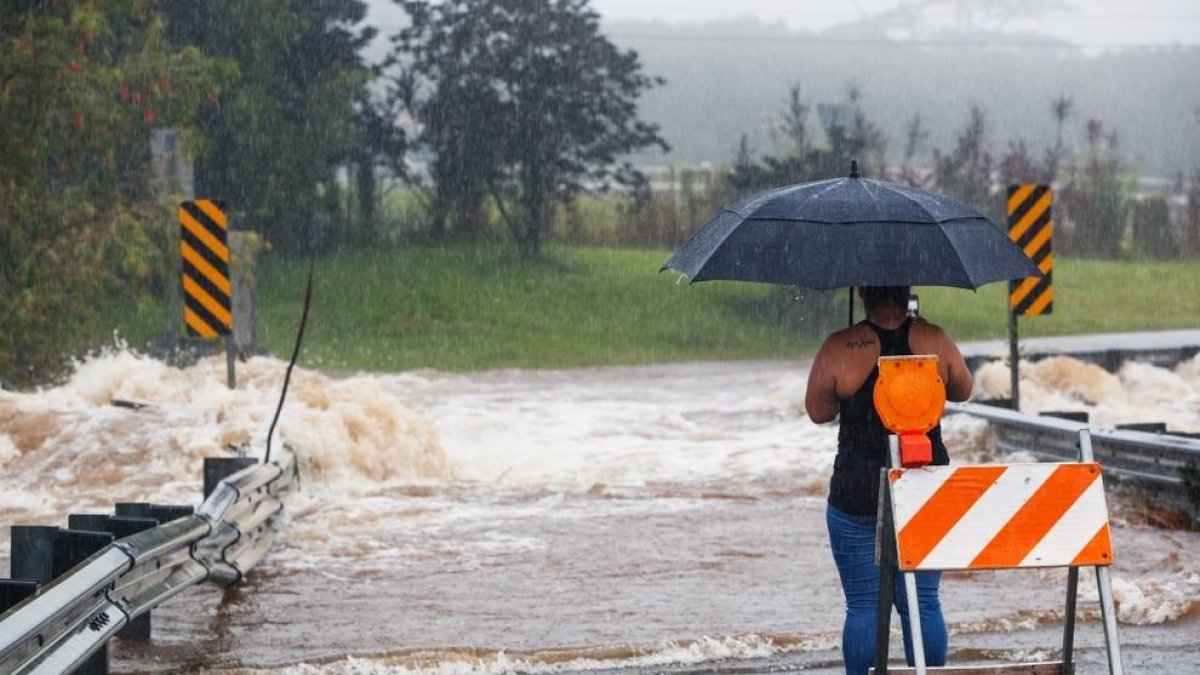 L'huracà 'Lane' causa inundacions, apagades i talls de trànsit a Hawaii