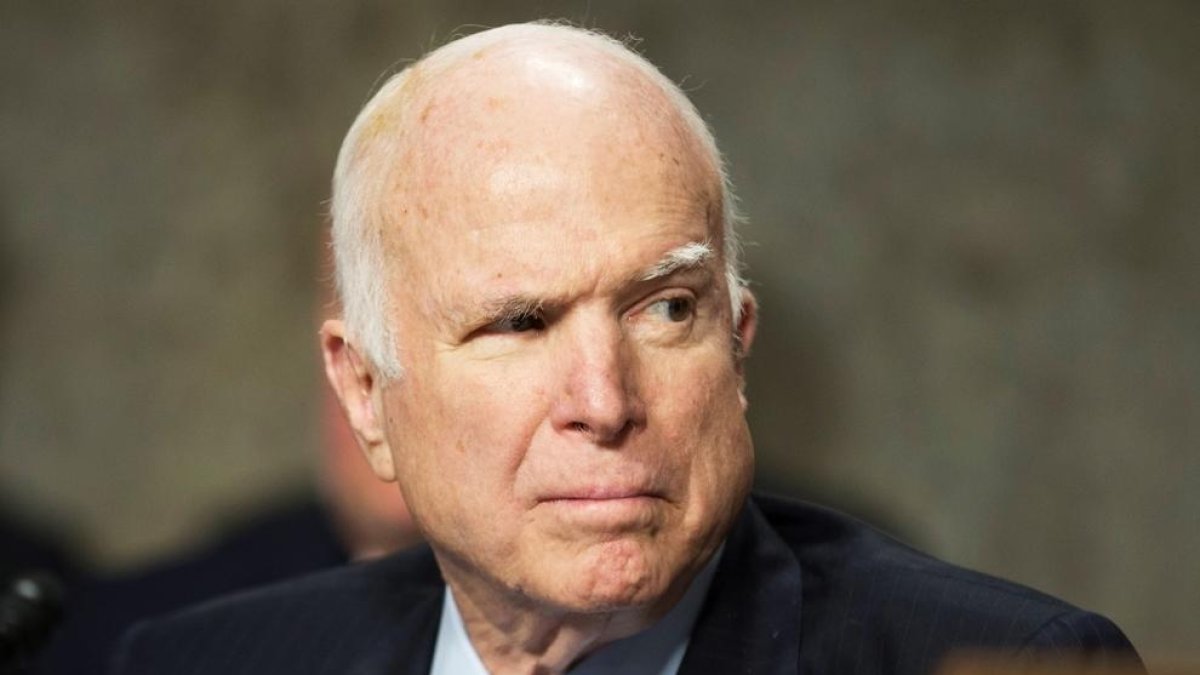 John McCain suspèn el tractament del seu càncer