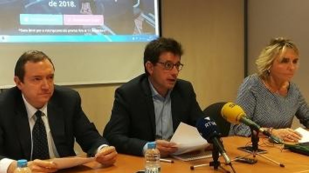 El president de la CEA, Xavier Altimir, i la directora de l'entitat, Sílvia Gabarre, en una roda de premsa
