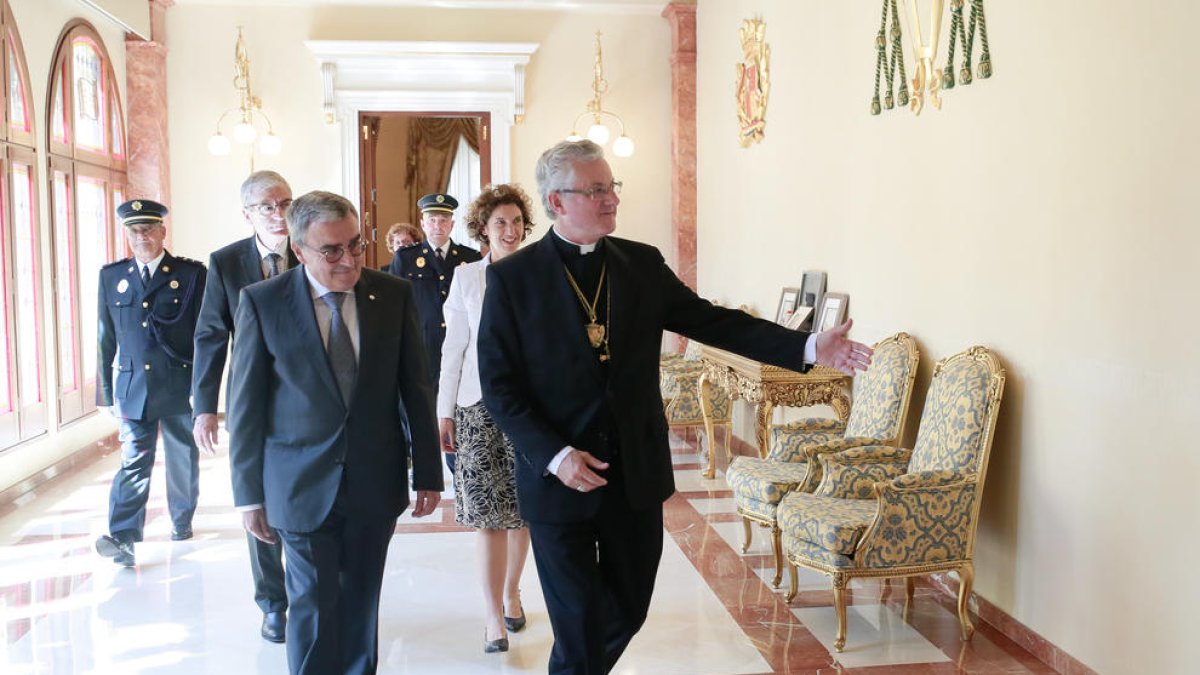 Trobada entre Àngel Ros i el copríncep Enric Vives