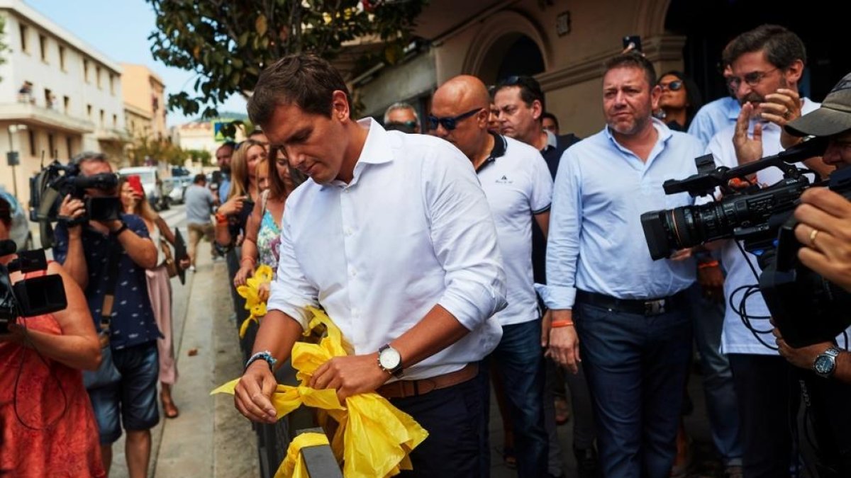 La polèmica dels llaços grocs puja de to i es cobra el primer detingut