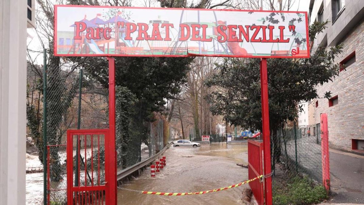 El parc i l'aparcament del Prat del Senzill, a Sant Julià, ha quedat inundat per l'augment del cabal del riu