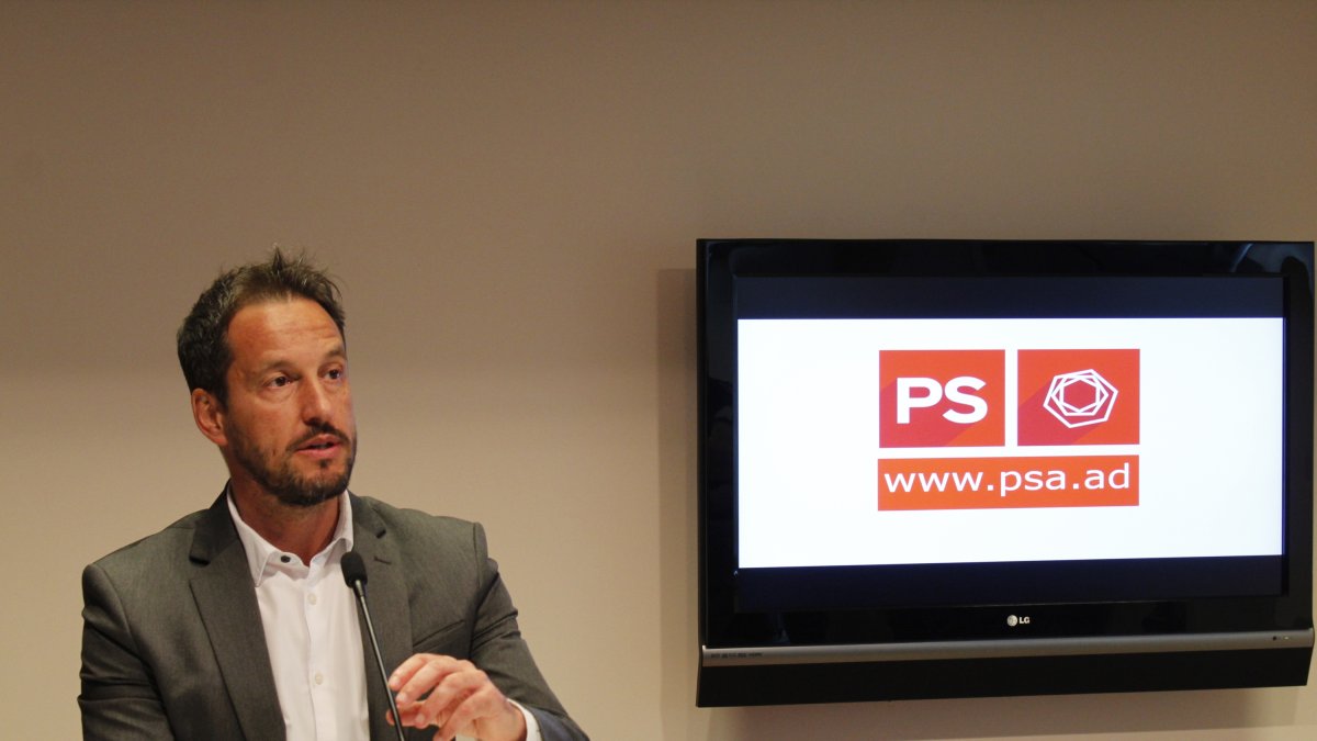Pere López durant la roda de premsa a la seu del PS