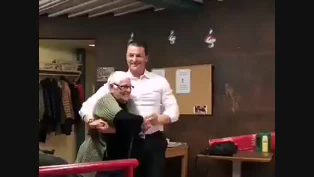 Gallardo i Costa s'animen a ballar amb la gent gran