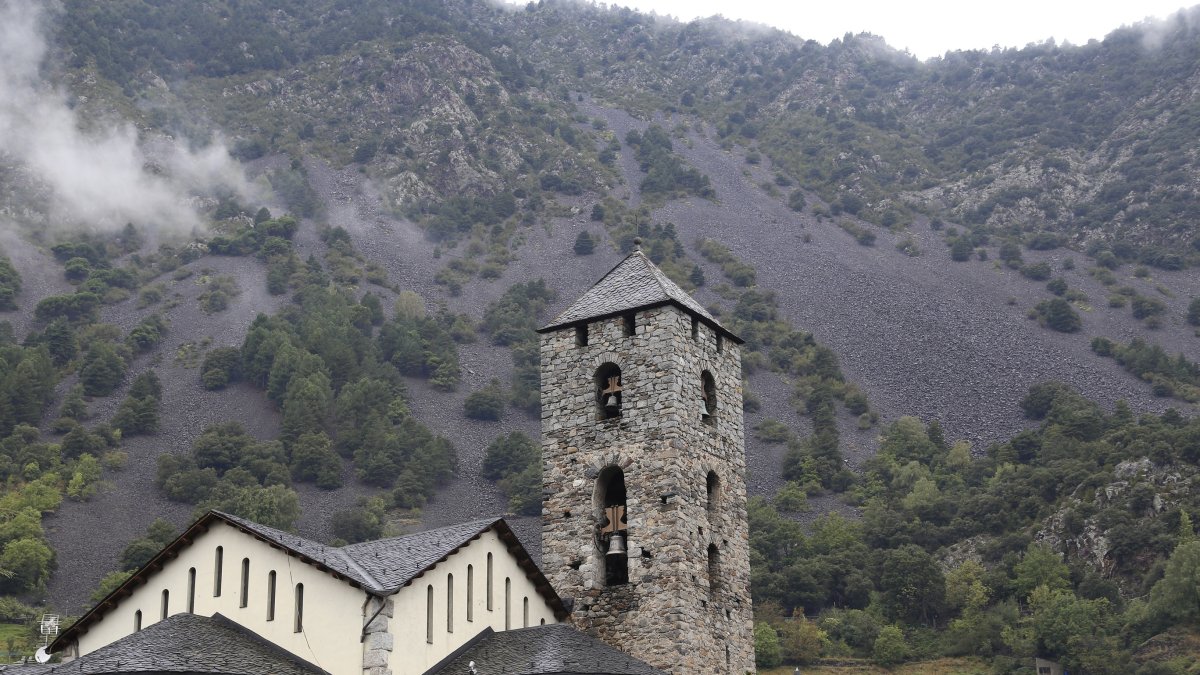 L'església de Sant Esteve repica per donar suport a l'incendi de Notre-Dame