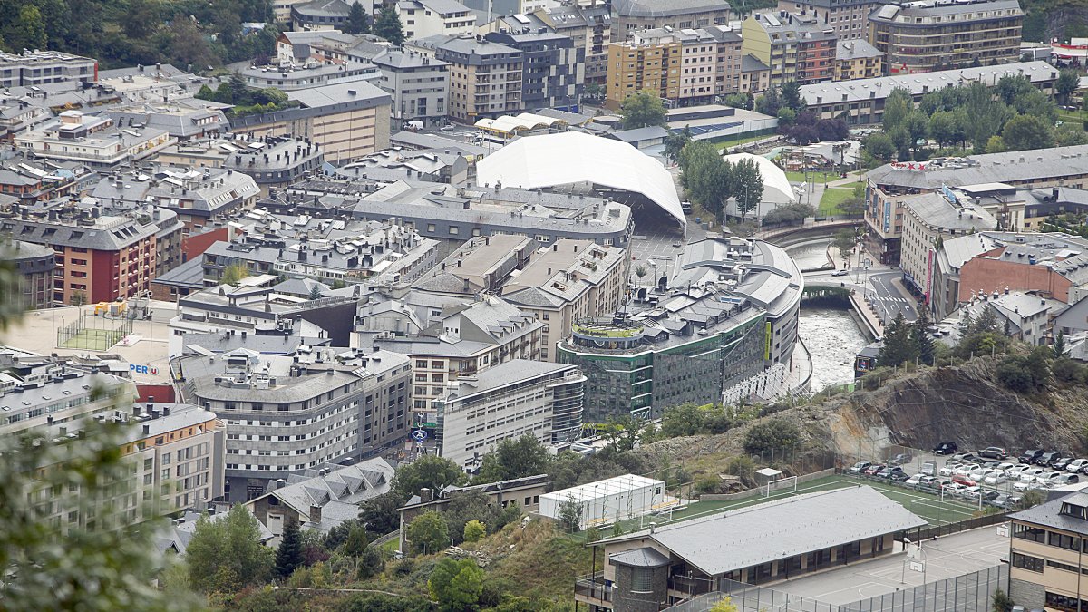 Les immobiliàries insten la patronal a invertir en pisos per als temporers