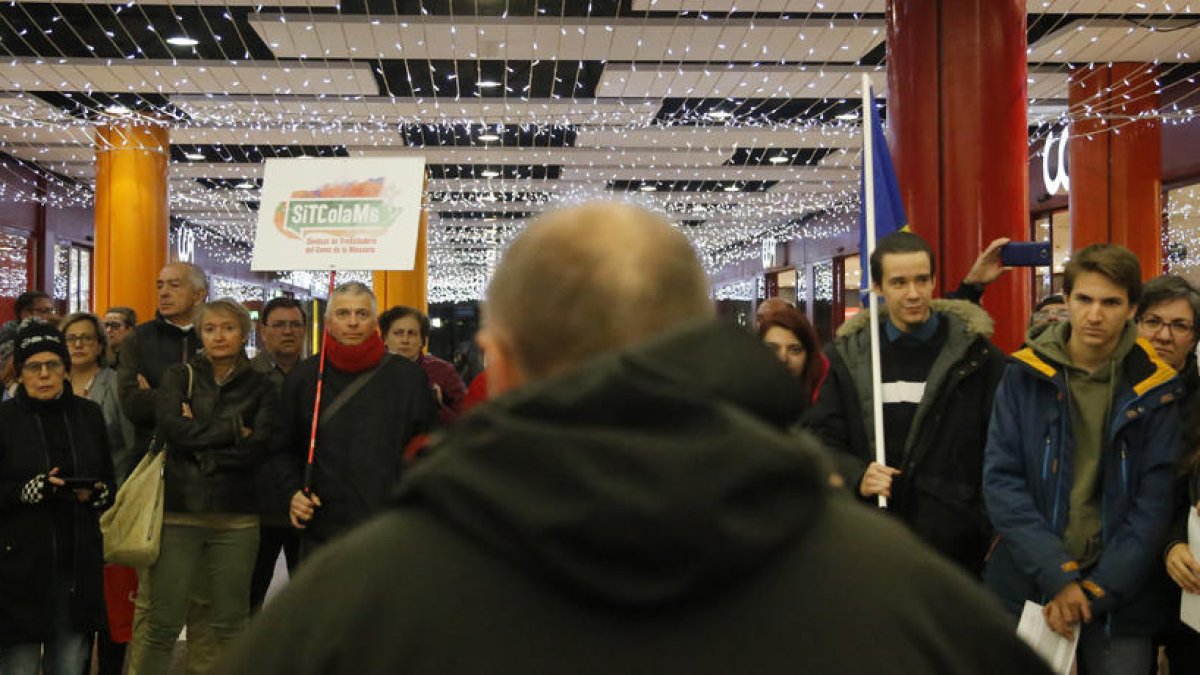 Una seixantena de persones es concentra amb motiu del dia del treballador
