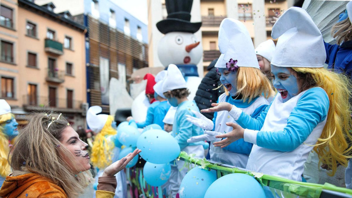 Onze comparses disfressades ballen a ritme de batucada