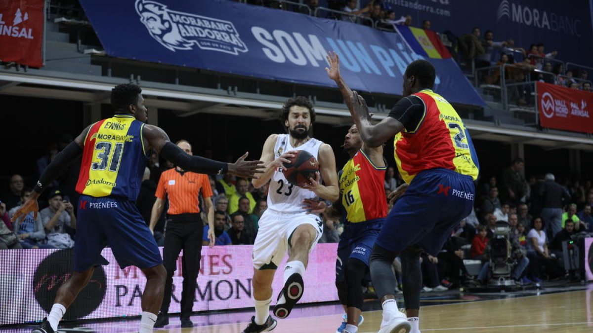 Segri llull mira d'anotar davant la presència dels defensors andorrans.