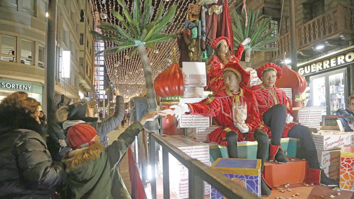 El patge reial anuncia l'arribada de Ses Majestats