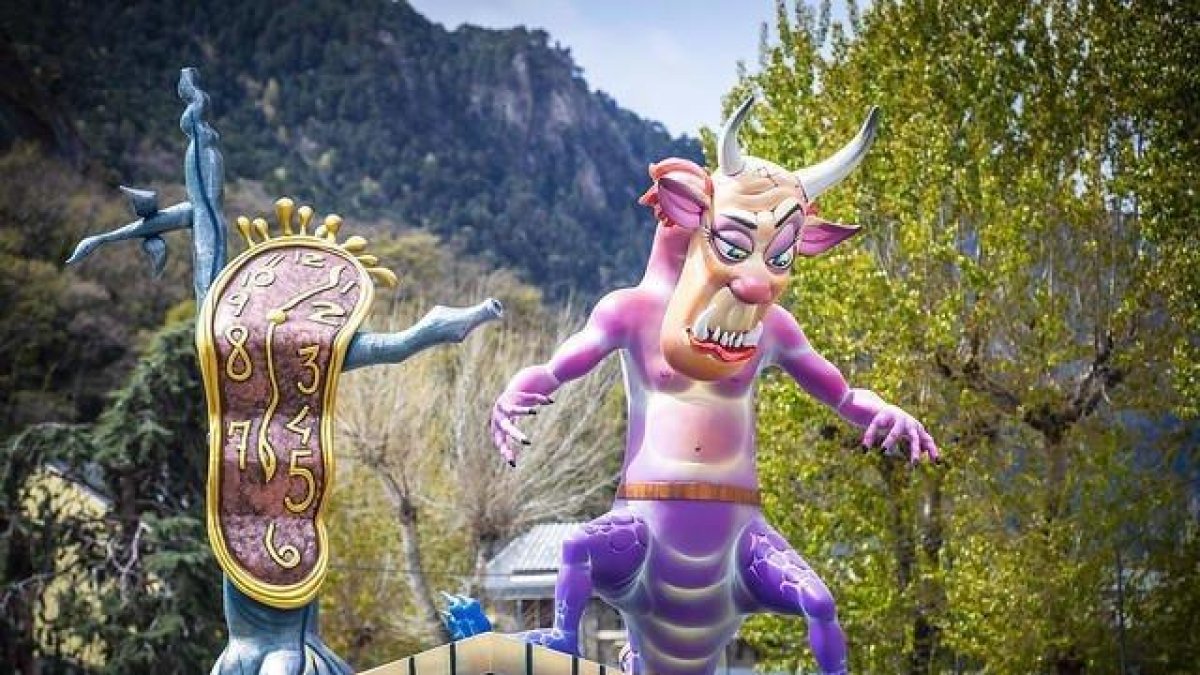 Una enquesta falsa i la concentració del Primer de Maig, als set tuits