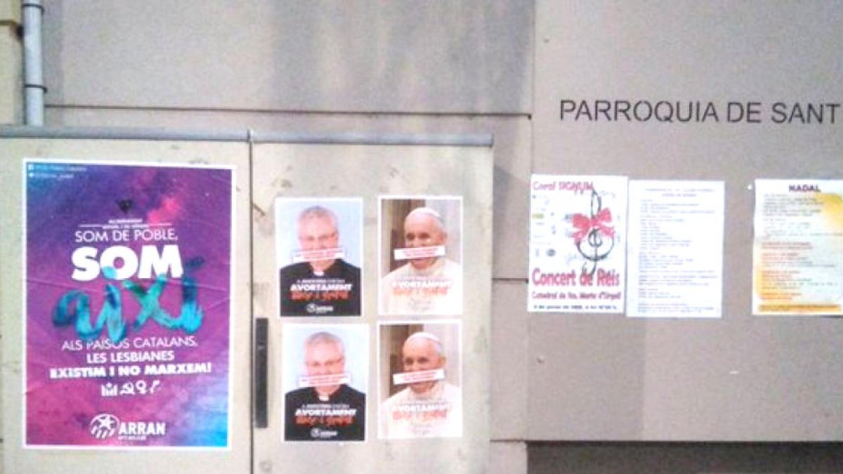 Penjada de cartells a la Seu exigint l'avortament lliure al Principat
