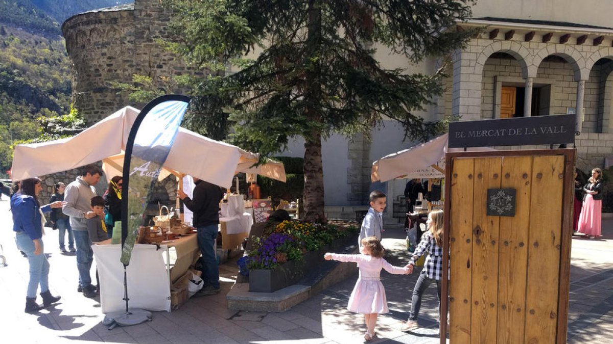 Més gent del país que no turistes en una nova edició del Mercat de la Vall