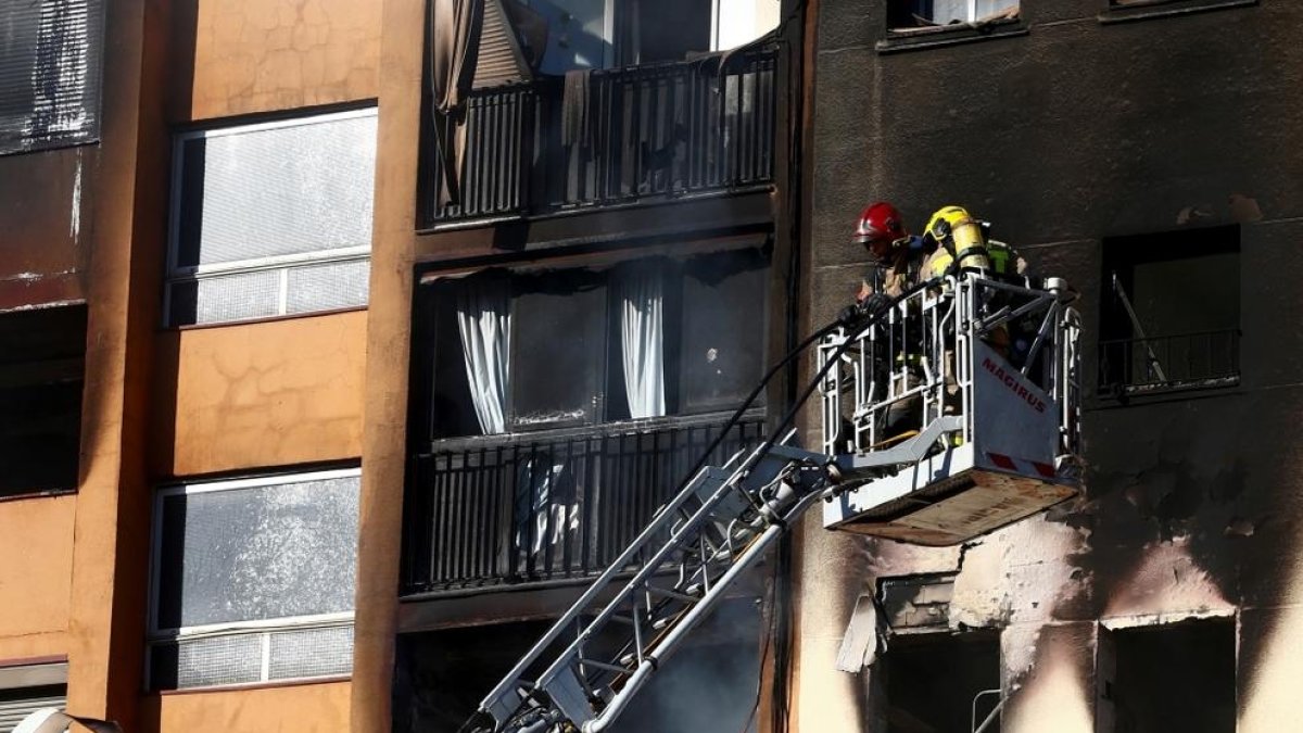 Un incendi a Badalona provoca tres morts i una trentena de ferits