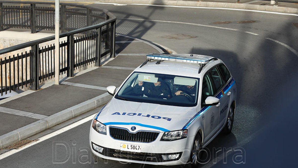 Detingut un turista per destrossar un cotxe de la policia