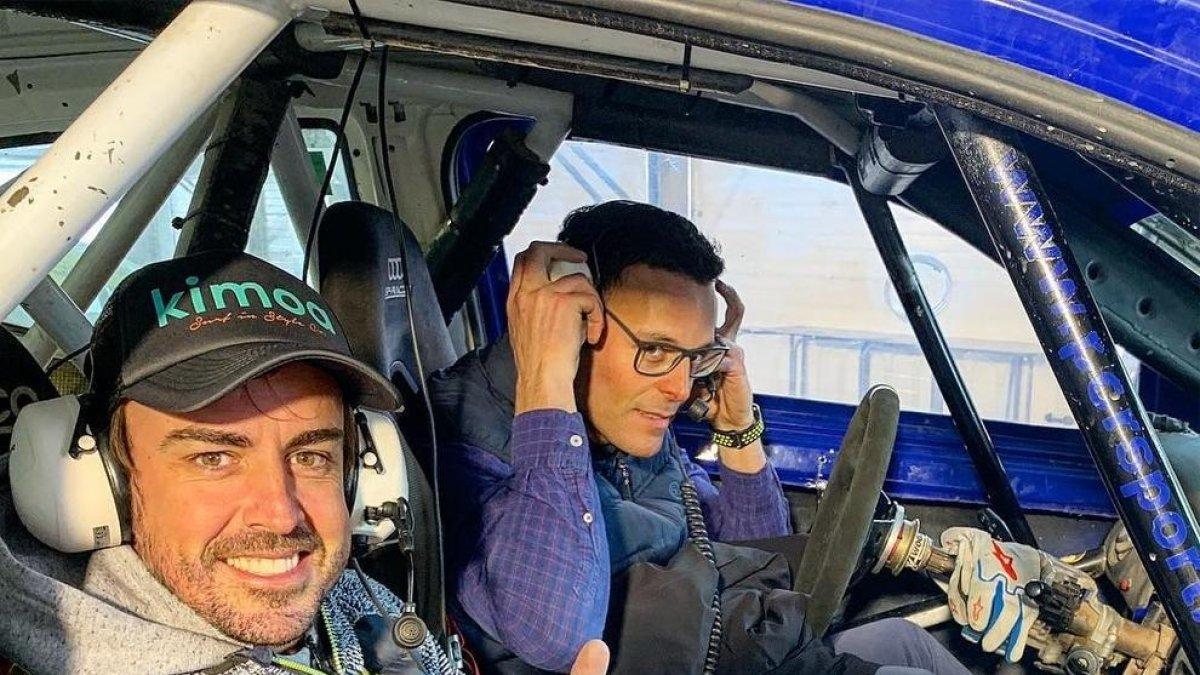 Fernando Alonso prova el gel del Pas