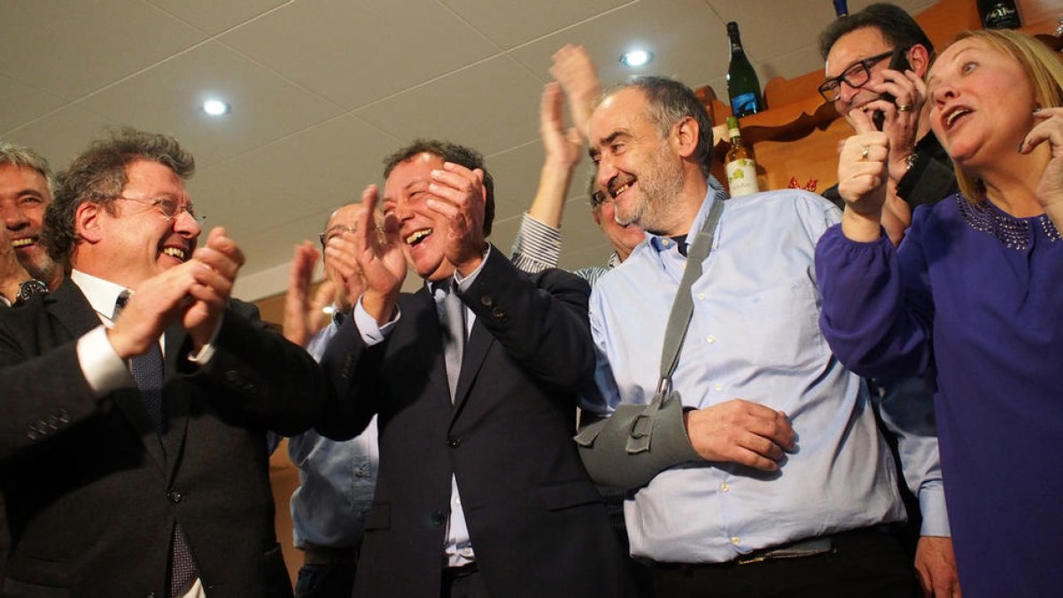 Porta oberta a una llista blanca unida contra UL