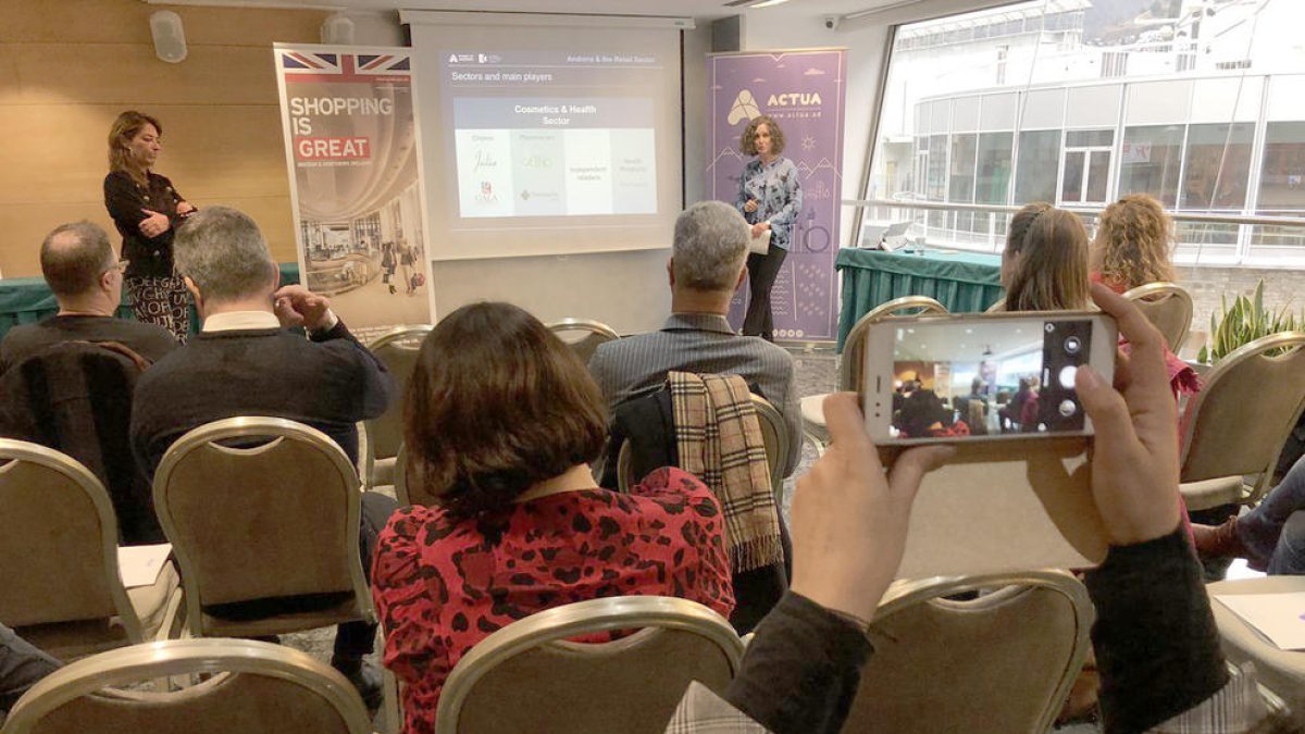 Exposició del comerç del país a empresaris britànics