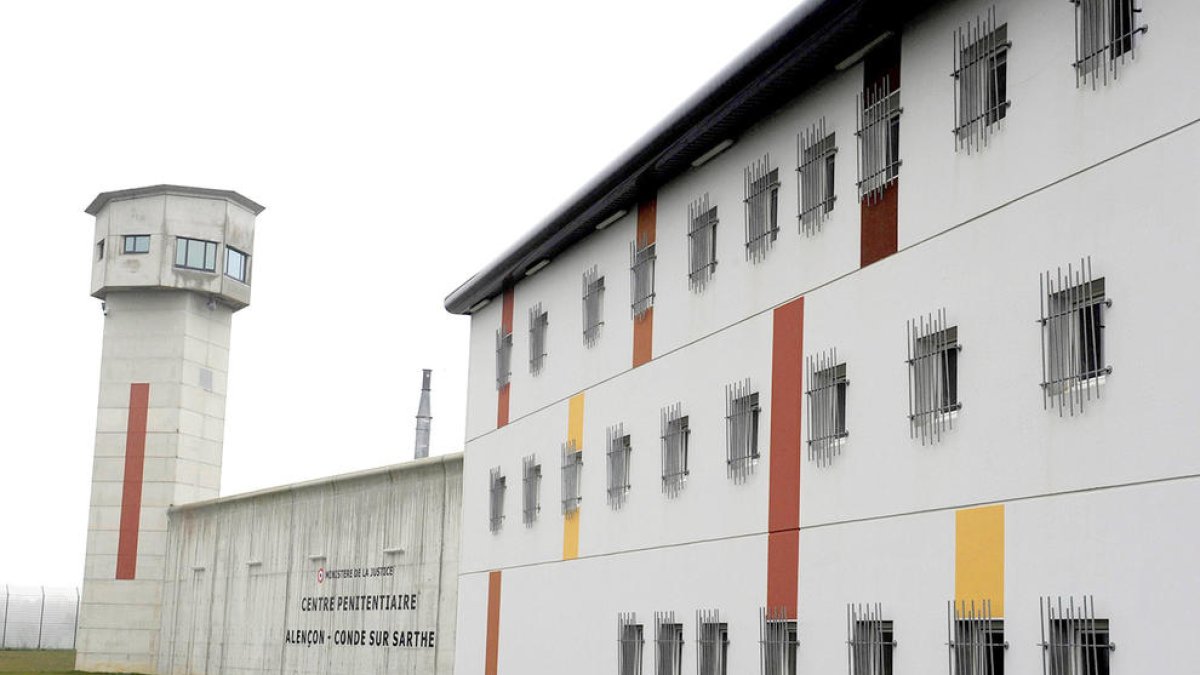 Un pres apunyala dos vigilants al nord de França