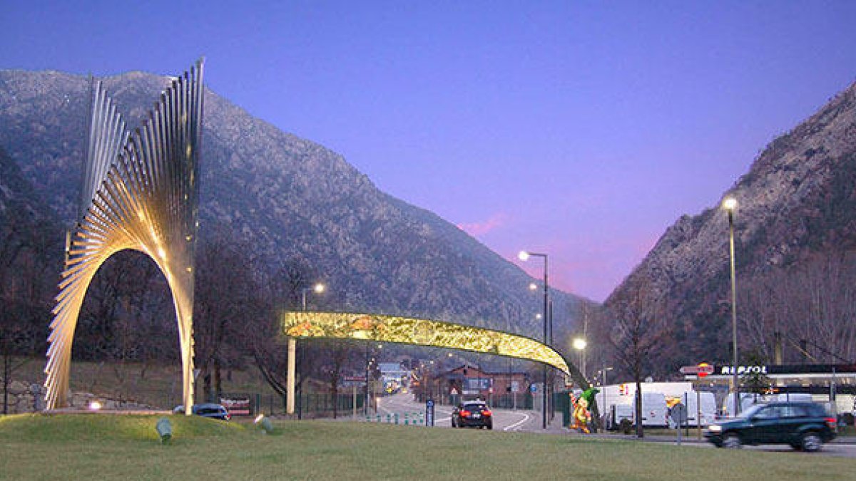 Un arc amb leds per entrar a Santa Coloma