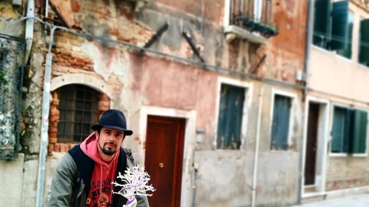 “Les obres de la Biennal volen pertorbar els esperits al màxim”