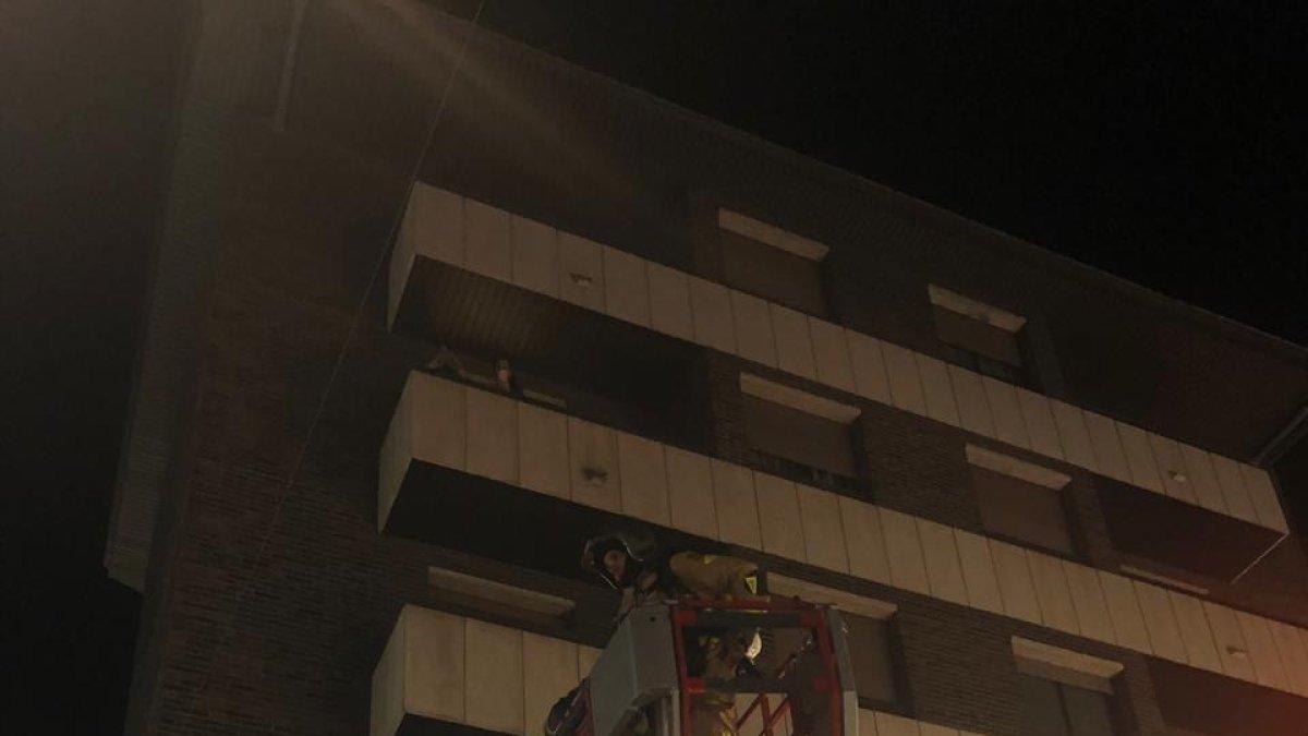 Els bombers actuen per una xemeneia calenta