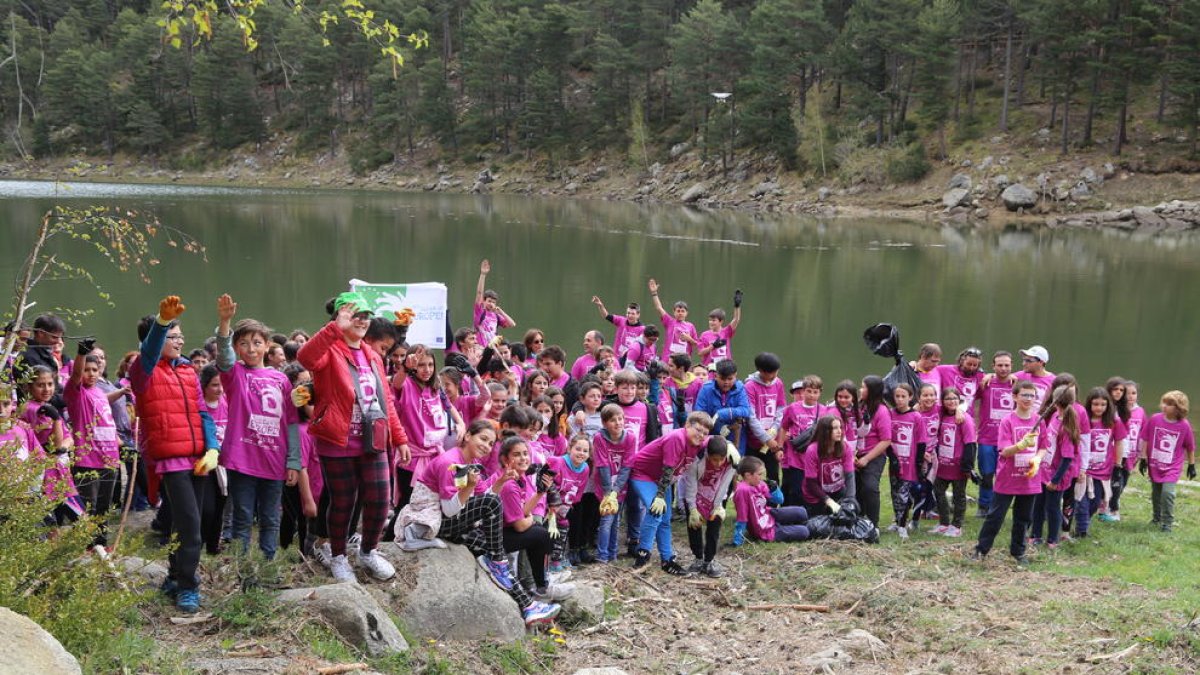 Un centenar d'alumnes participen al Clean Up Day