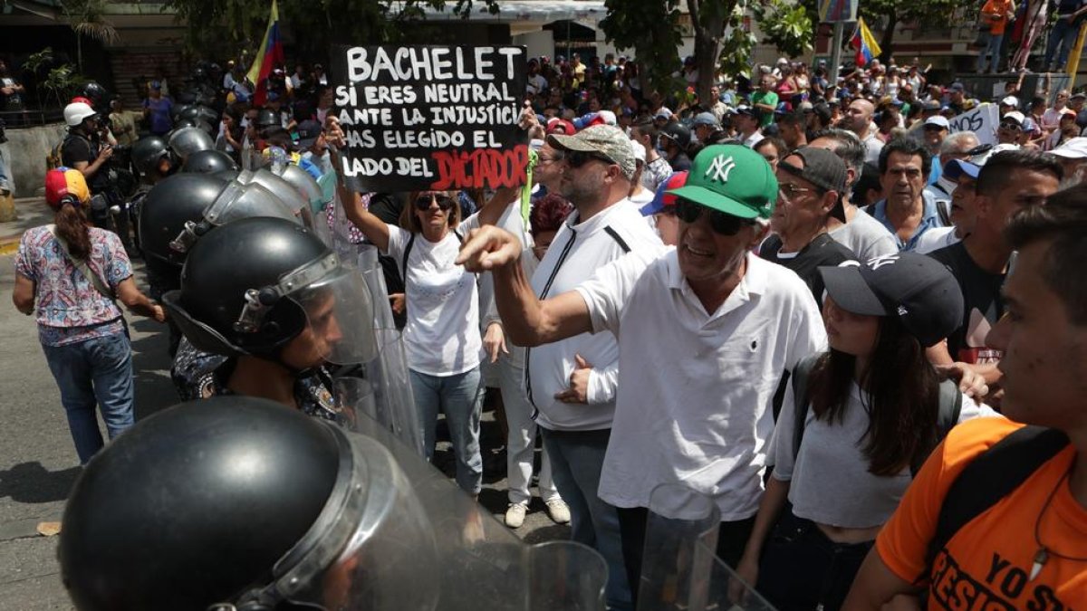La policia dissol una manifestació de Guaidó