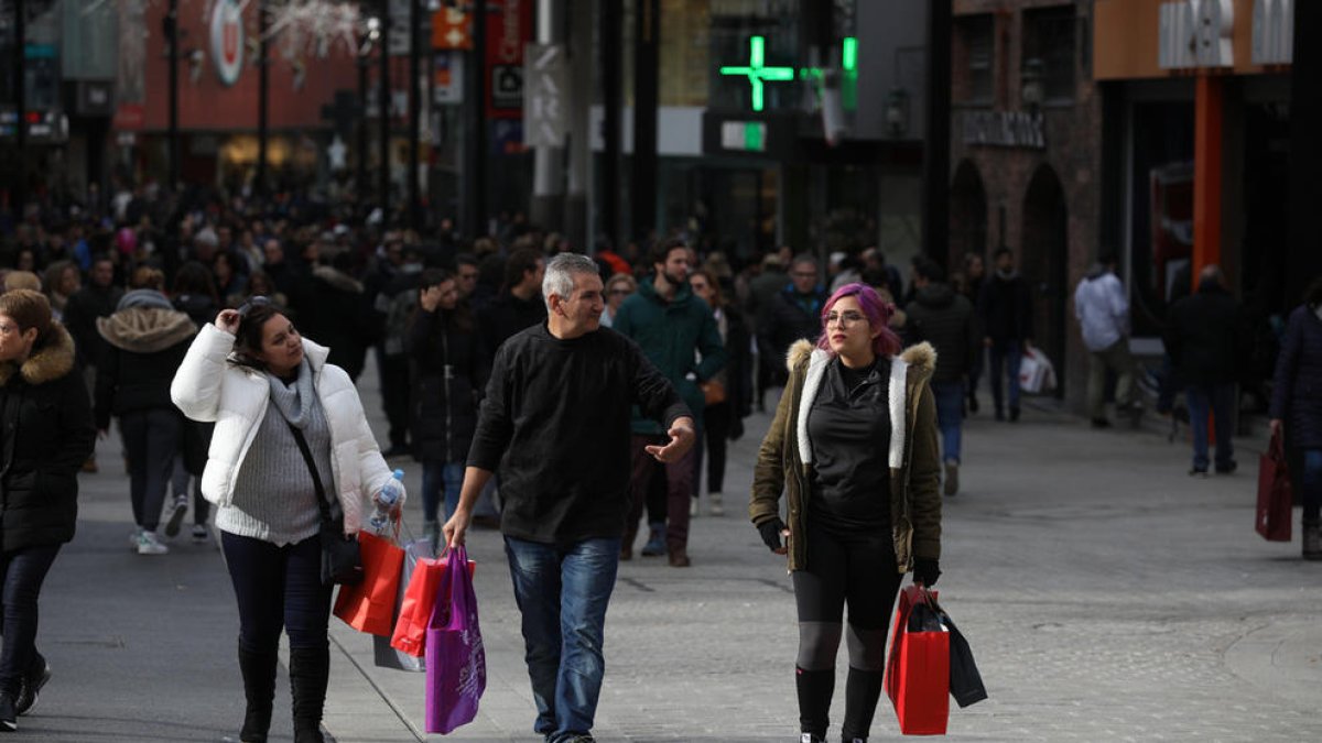 El turisme de compres salva l'ocupació hotelera del cap de setmana