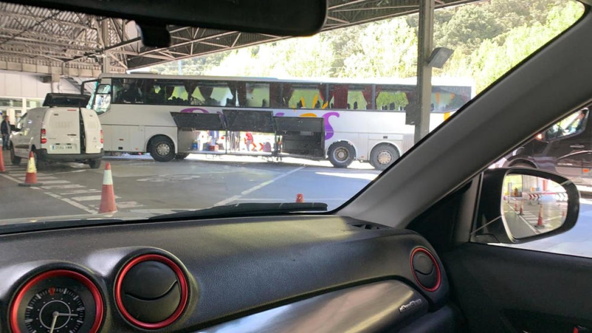 Queixes pels controls als turistes francesos a la duana espanyola