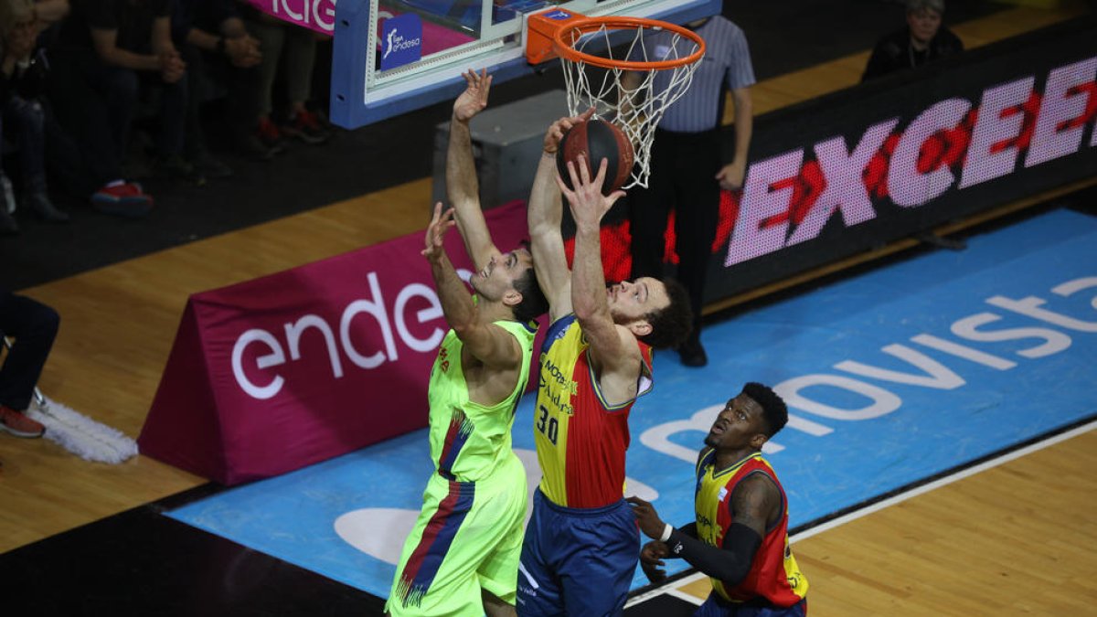 Upshaw mira d'anotar davant Oriola