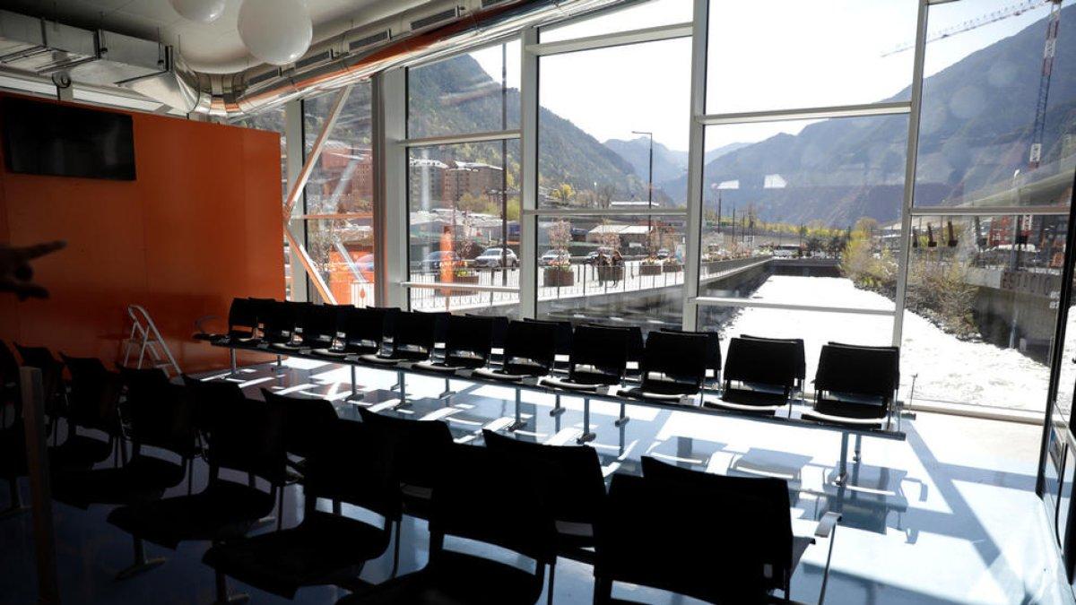 Més de mil passatgers en dies 'punta' a l'estació de bus