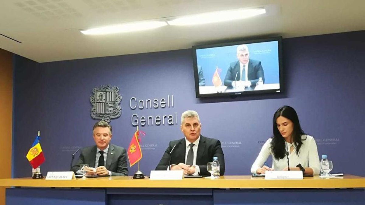 El síndic general, Vicenç Mateu, i el president del parlament de Montenegro, Ivan Brajovic, aquest matí