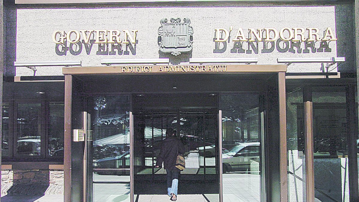 Els sindicats sospiten que a tres alts càrrecs els han apujat el salari