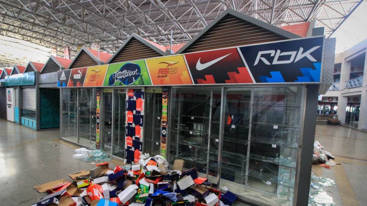 Una apagada acaba amb saquejos a Veneçuela