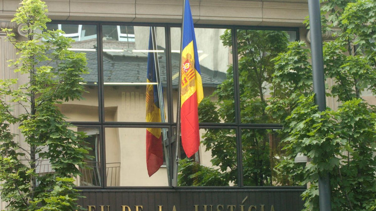 Jutjat un home per quedar-se 15.000 euros