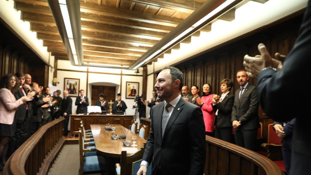Xavier Espot jura com a cap de Govern