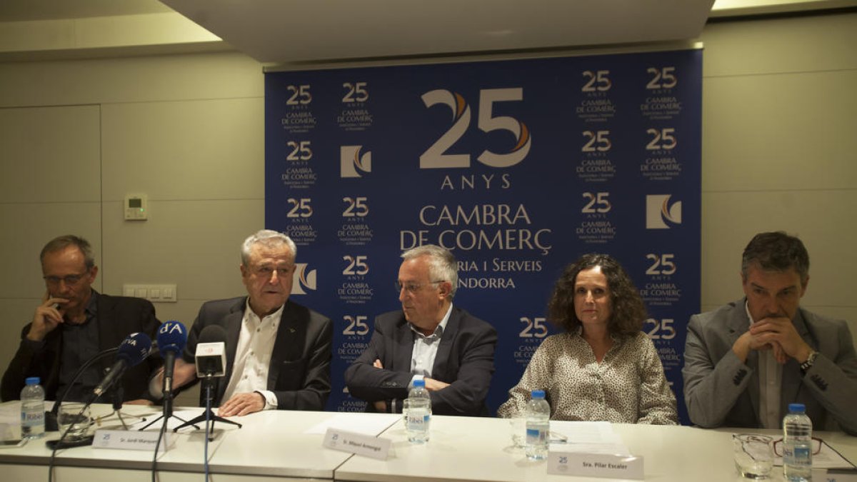 La Cambra presentarà el 19 de juny els estudis de viabilitat de l'aeroport i el tren