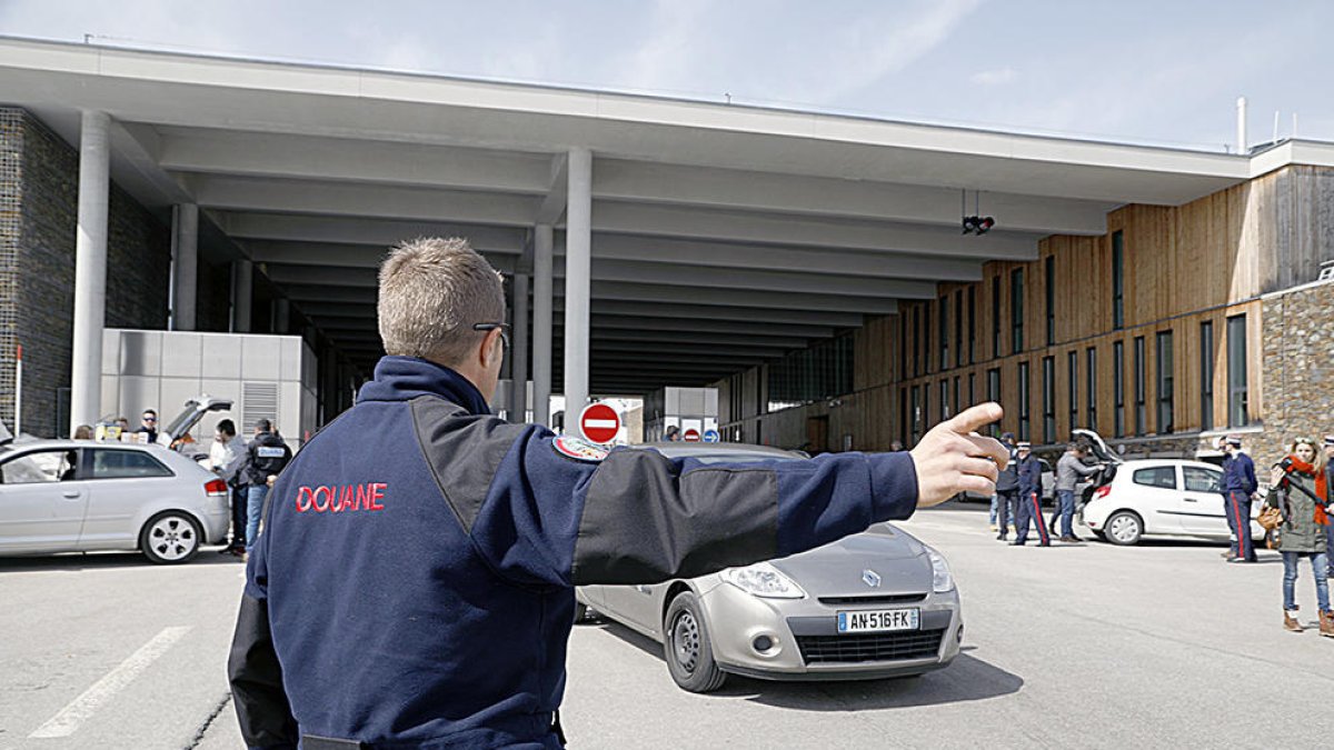 Els duaners francesos alerten de l'augment de controls a la frontera de Porta pel Brexit