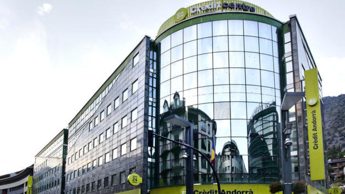 Fitch manté estable en BBB- el ràting de MoraBanc i en BBB el de Crèdit i Andbank