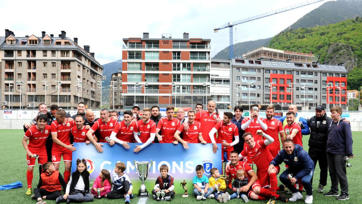 Dotze equips busquen un lloc a Europa a la Copa Constitució