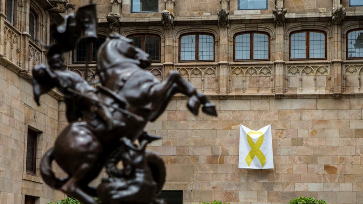 Ribó insta a retirar els llaços i Torra “seguirà” les seves recomanacions