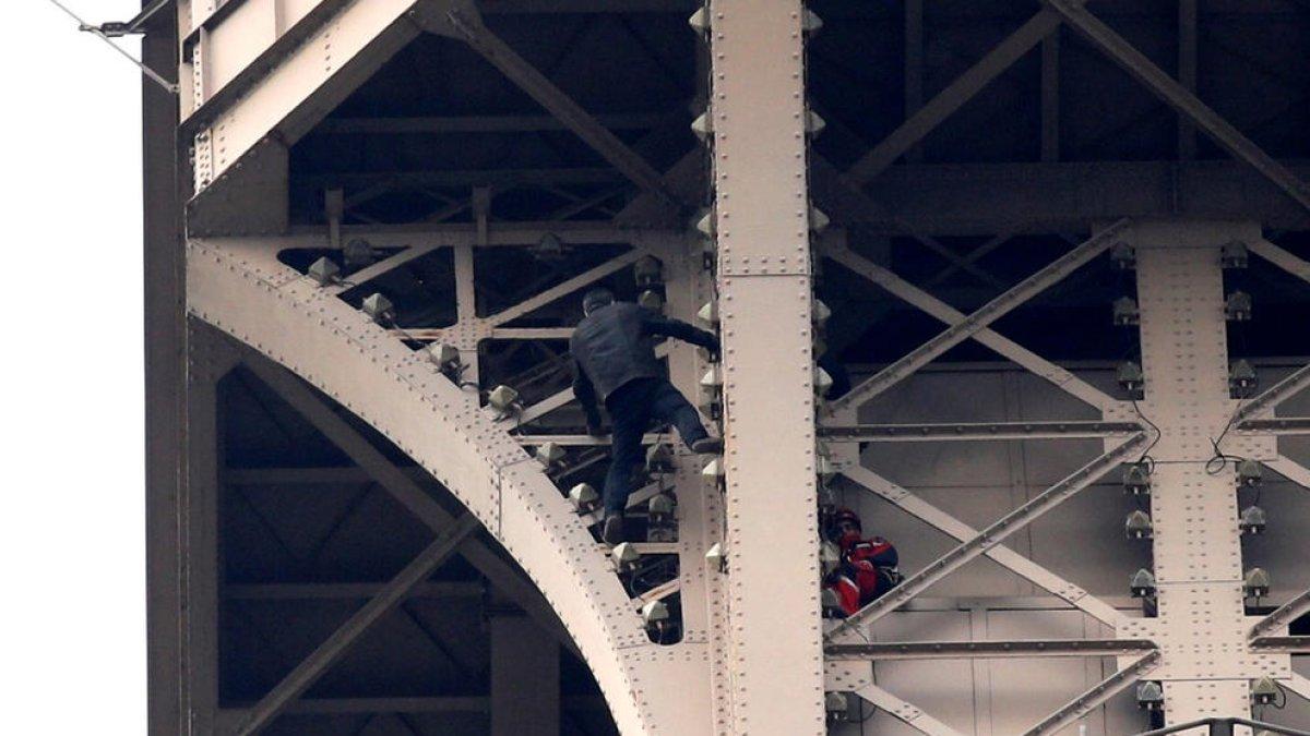 Evacuen la Torre Eiffel per la presència d'un escalador