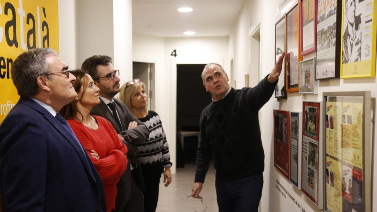 Olga Gelabert, Eric Jover, Àngel Ros durant el primer aniversari del centre d'aprenentatge de català