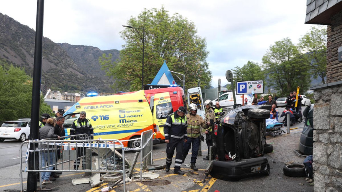 Un cotxe bolca davant l'Estadi Comunal