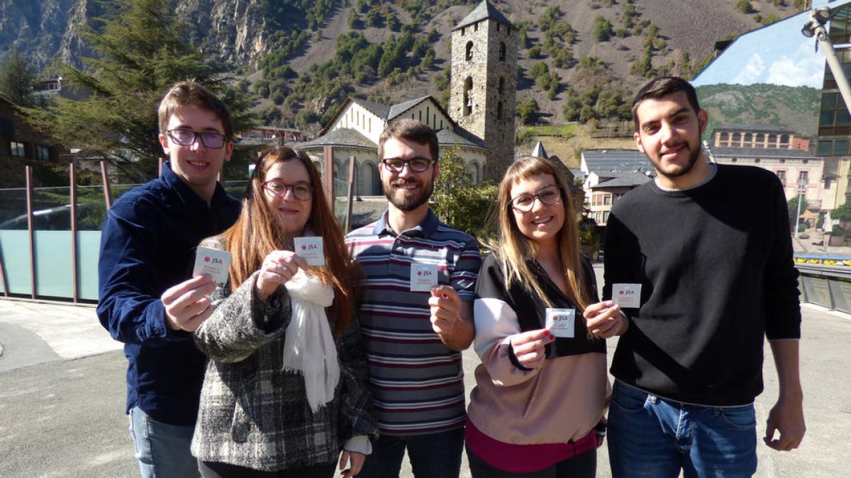 Els joves del PS reparteixen preservatius contra el patriarcat