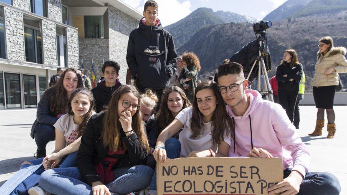 La iniciativa Fridays For Future aplega uns doscents estudiants